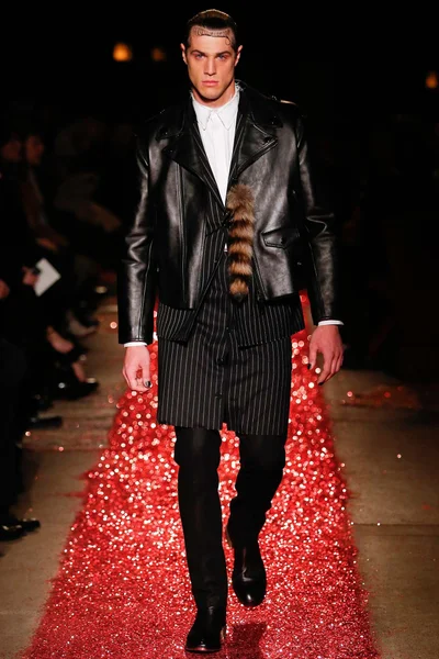 Look 10